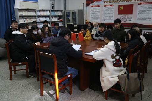 说明: C:\Users\Administrator\Desktop\365上市公司党日活动-王嫚嫚\365上市公司党日活动-王嫚嫚\党日活动开会环节 (3).JPG